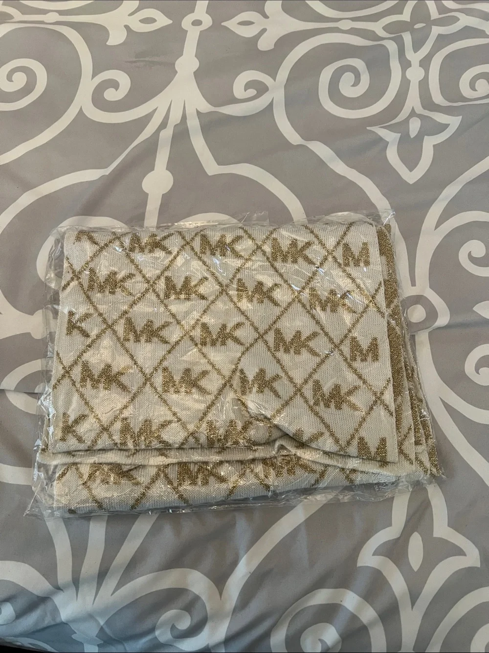 NWOT MK Beige and White Knit Scarf with Geometric Pattern